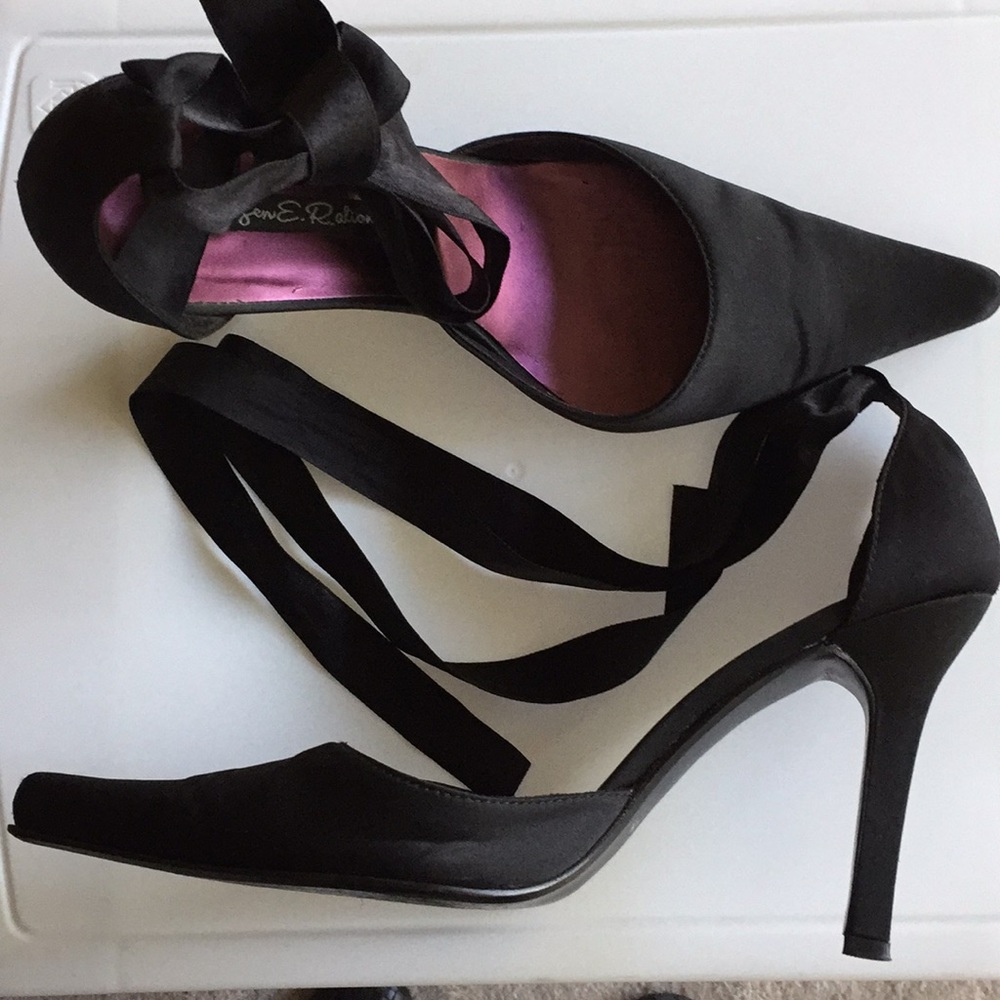 Pointed heels with satin tie ups